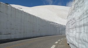 Muro de nieve en Tateyama Kurobe, en los alpes japoneses